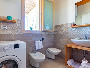 Deluxe Villa, 2 Bedrooms, Sea View, Oceanfront | Bathroom - Beach Front Villas (Noto)