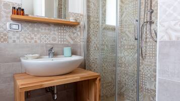 Biệt thự Deluxe, 2 phòng ngủ, quang cảnh biển, sát bãi biển | Phòng tắm | Buồng tắm vòi sen, vòi sen phun mưa, đồ dùng nhà tắm miễn phí