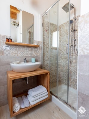 Deluxe-Villa, 2 Schlafzimmer, Meerblick, Meerseite | Badezimmer | Dusche, Regendusche, kostenlose Toilettenartikel, Haartrockner