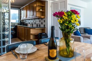 Apartamento (2 Bedrooms) | Zona de estar | Televisión de pantalla plana de 32 pulgadas con canales digitales