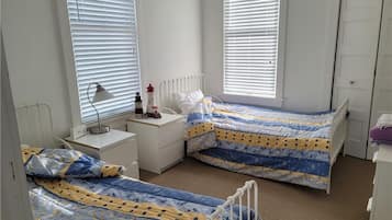3 quartos, ferros/tábuas de passar roupa, berço de viagem