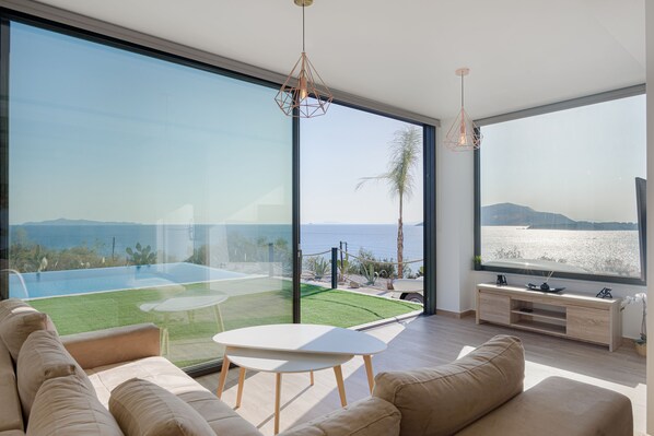 Villa exclusiva, 3 habitaciones, alberca privada, vista al mar | Área de sala de estar | Smart TV, Netflix y servicios de streaming