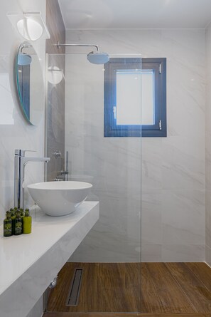 Vila exclusiva, 3 quartos, piscina particular, vista para o mar | Banheiro | Chuveiro, produtos de toalete grátis, secador de cabelo 