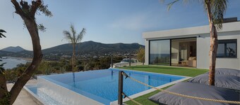 Sounio Black Villa