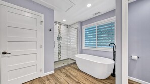 Combined shower/tub, hair dryer, towels