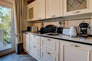 Frigorifero, microonde, forno, lavastoviglie