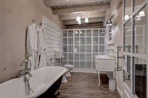 Baignoire, séchoir à cheveux, serviettes fournies