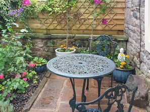 Outdoor dining - 1 bedroom accommodation in Yanwath, near Pooley Bridge (Yanwath, near Pooley Bridge)