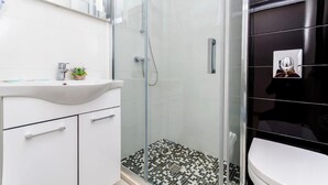 Room, 1 Bedroom, Balcony, Garden View | Bathroom shower