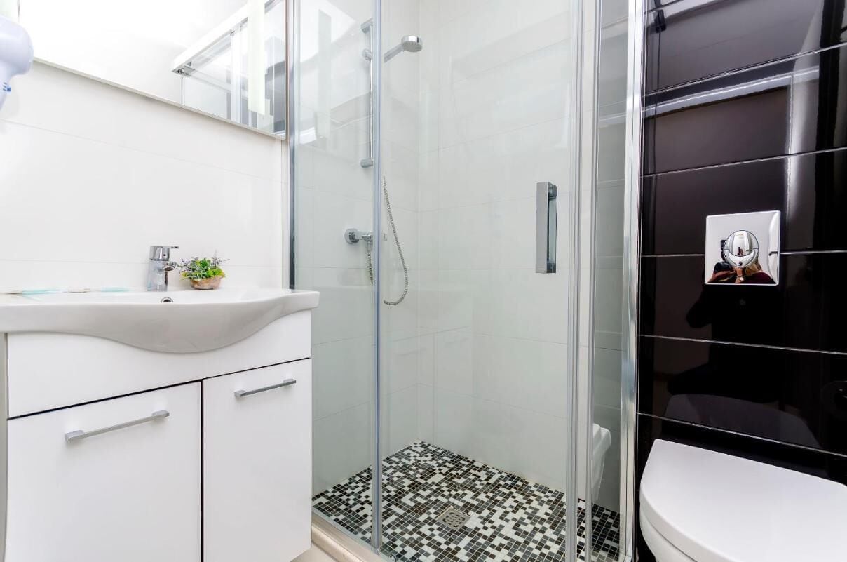 Kamar, 1 kamar tidur, balkon, pemandangan kebun | Shower kamar mandi