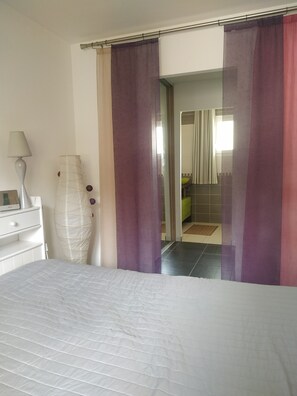 2 bedrooms, iron/ironing board, WiFi
