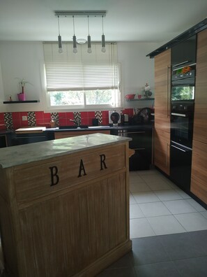 Jääkaappi, mikroaaltouuni, uuni, astianpesukone