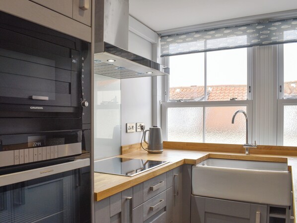 Oven, cookware/dishes/utensils, freezer