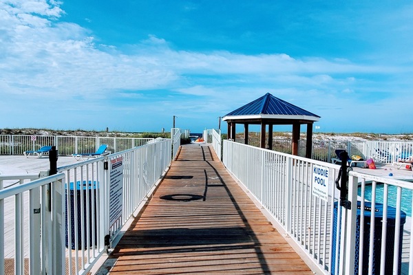 Una piscina al aire libre, una piscina climatizada