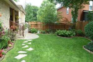 Property grounds - Hathaways Cottage... A Stratford Bed & Breakfast (Stratford)