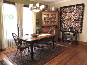 Dining - Hathaways Cottage... A Stratford Bed & Breakfast (Stratford)