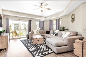 Smart TV, lettore DVD, libri, impianto stereo