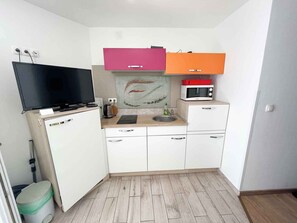 Fridge, stovetop, coffee/tea maker, toaster - Holiday apartment mit Meerblick und Klimaanlage (Jadranovo)