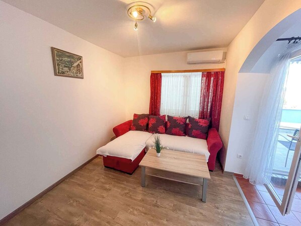 TV - Holiday apartment with sea view and air conditioning (Jadranovo)