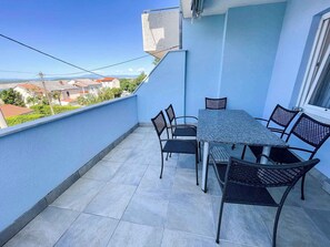 Outdoor dining - Holiday apartment with sea view and air conditioning (Jadranovo)