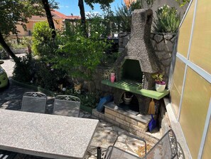 Outdoor dining - Holiday apartment with terrace and barbecue (Jadranovo)