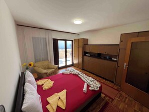2 bedrooms, iron/ironing board, Internet