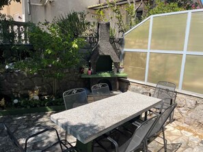 Outdoor dining - Holiday apartment with terrace and barbecue (Jadranovo)