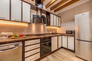 Kylskåp, mikrovågsugn, ugn och diskmaskin