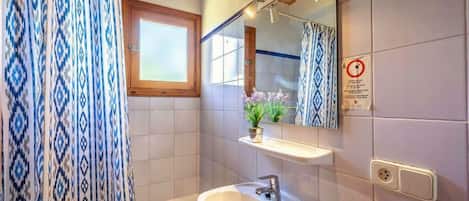 Baignoire, sĂšche-cheveux, serviettes fournies