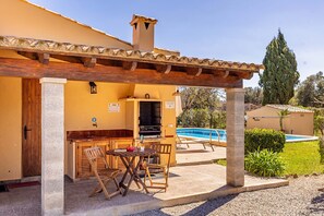Outdoor dining - Villa for 7 people in the countryside of Pollensa. It offers a private pool and bbq. Near the sea. (Pollensa)