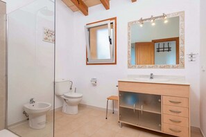 Bathtub, hair dryer, towels