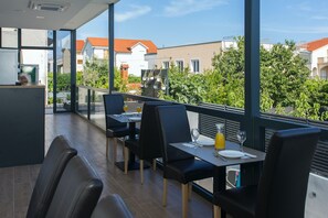 Room, 1 Bedroom, Balcony, City View | Outdoor dining