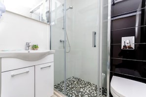 Habitación, 1 habitación, balcón, vista a la ciudad | Amenidades de baño | Amenidades de baño gratuitas y toallas 