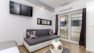 Room, 1 Bedroom, Balcony, City View | Interior