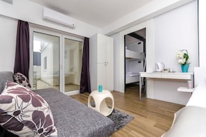 Zimmer, 1 Schlafzimmer, Balkon, Stadtblick | 1 Schlafzimmer, schallisolierte Zimmer, kostenloses WLAN