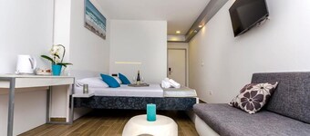 Room-all Saints Suites B&b Kastela