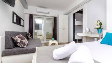 Room, 1 Bedroom, Balcony, City View | 1 bedroom, soundproofing, free WiFi