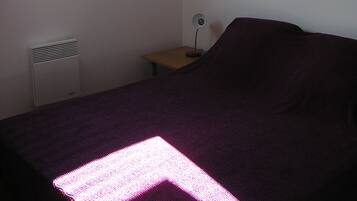 2 chambres, fer et planche Ă repasser