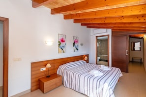 4 makuuhuonetta, tallelokero huoneessa, silitysrauta/-lauta