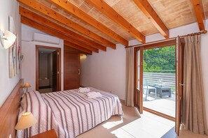 4 makuuhuonetta, tallelokero huoneessa, silitysrauta/-lauta