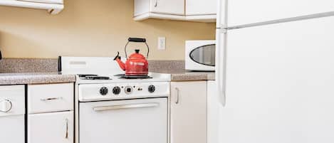 Geladeira, micro-ondas, fogão, cooktop