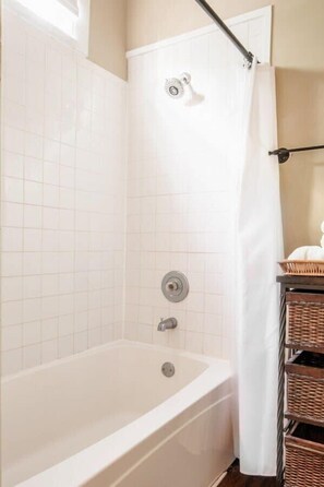 Baignoire, séchoir à cheveux, serviettes fournies