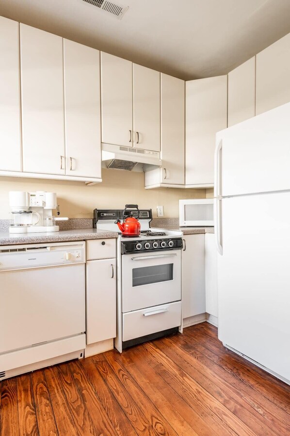 雪櫃、微波爐、焗爐、爐具