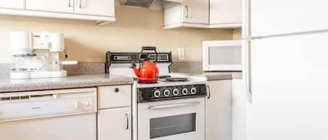Frigorifero, microonde, forno, piano cottura