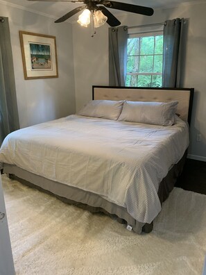 5 室のベッドルーム、WiFi (無料)、ベッドシーツ