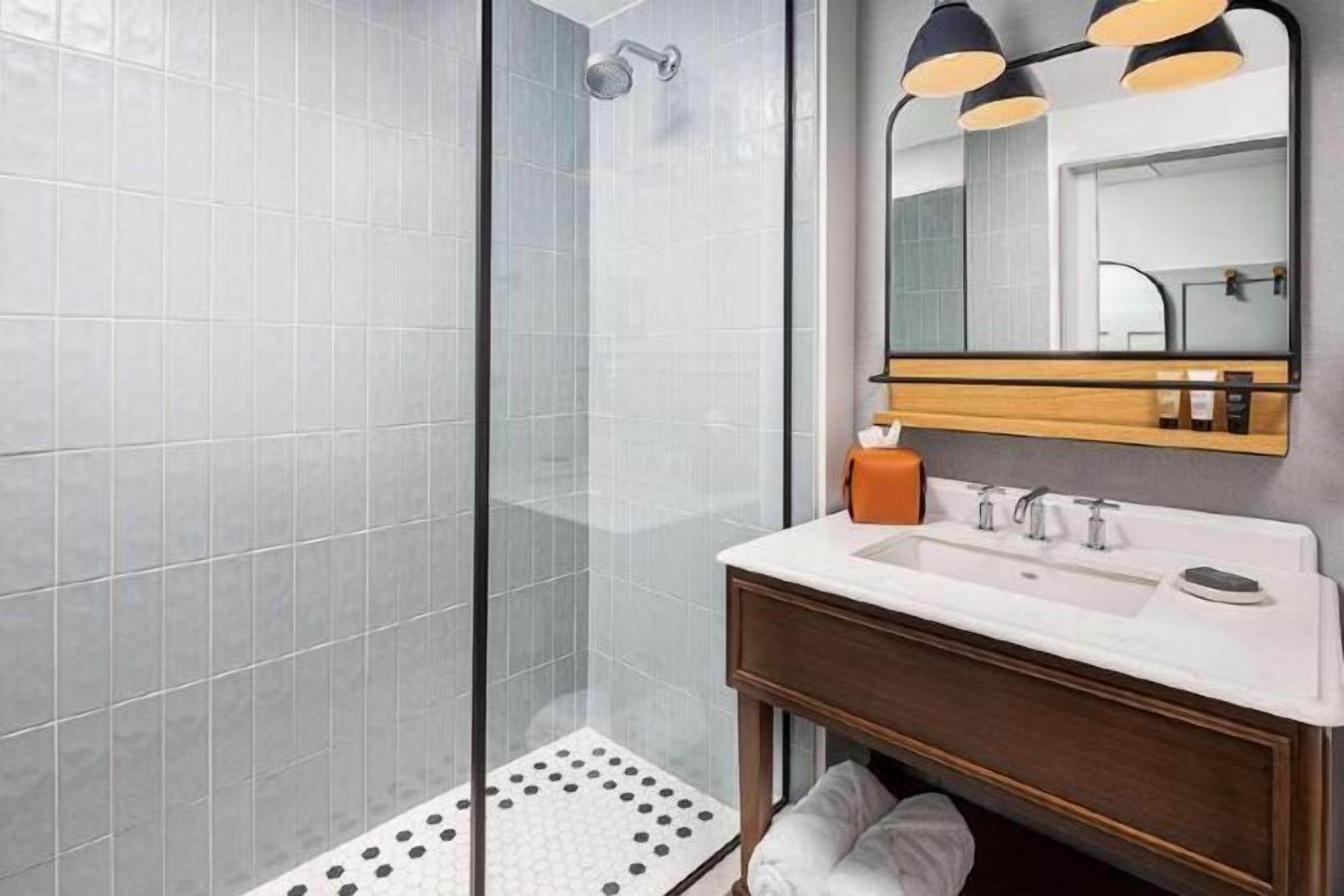 Salle de bain | Douche, douche cascade, séchoir à cheveux, serviettes fournies