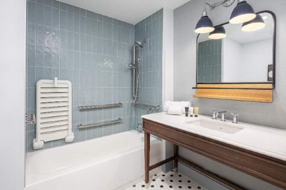 Banheiro | Chuveiro, chuveiro com efeito de chuva, secador de cabelo