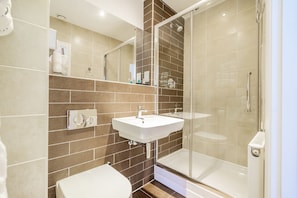 Ensemble douche/baignoire, sĂšche-cheveux, serviettes fournies