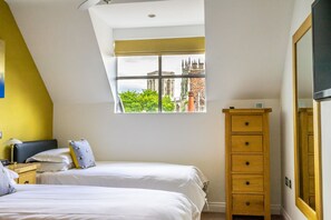 2 bedrooms, iron/ironing board, Internet