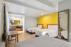 Desk, laptop workspace, free WiFi, bed sheets - Hotel H-Wood (Los Angeles)